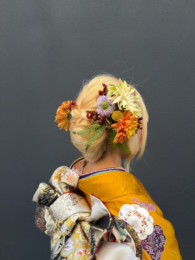 成人式前撮りのお手伝いをさせていただきました
生花の髪飾りはewaluさん
ブリーチした髪にも似合うようにしてくださいました💕

Sちゃん朝早くからありがとうございます

#前撮り#二十歳の集い#成人式#生花髪飾り